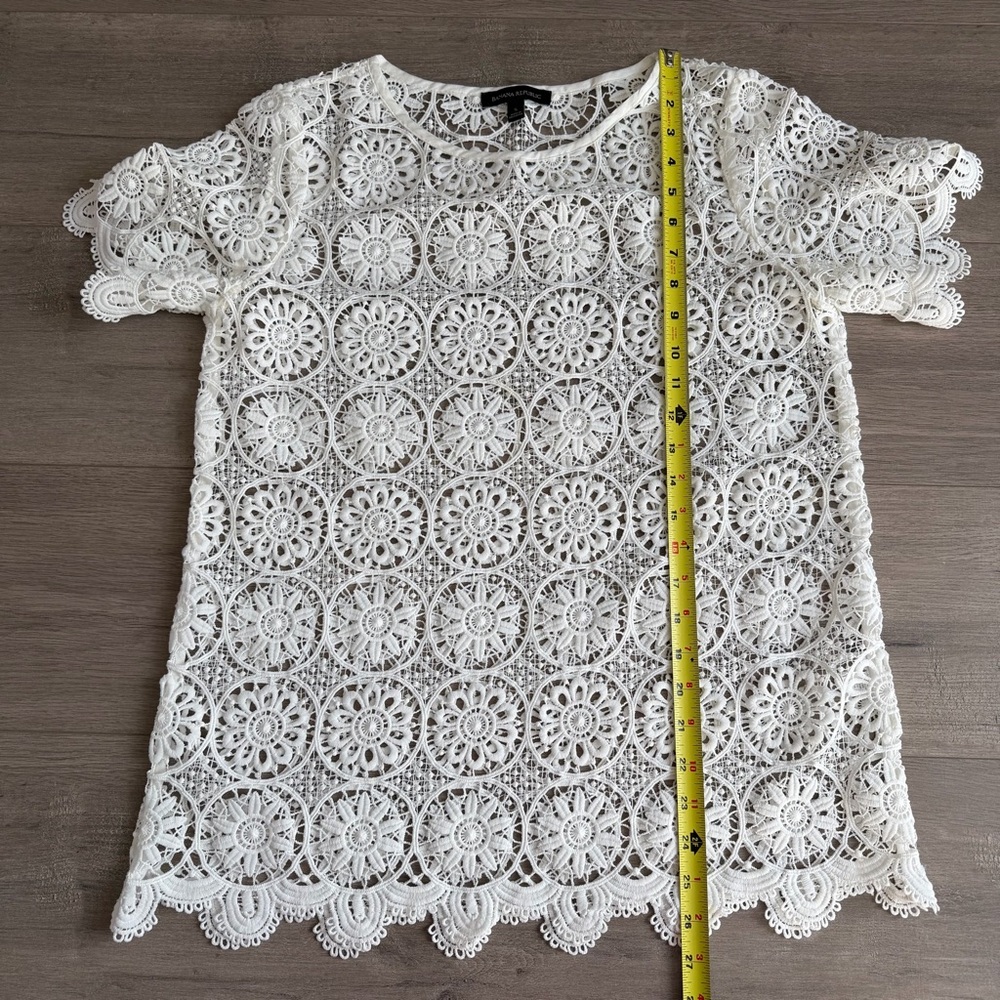 Banana Republic white crochet blouse - size small EUC - Picture 3 of 4